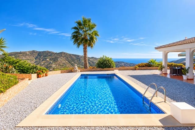 3 slaapkamer Villa te koop in Sayalonga met zwembad garage - € 875.000 (Ref: 10177179)
