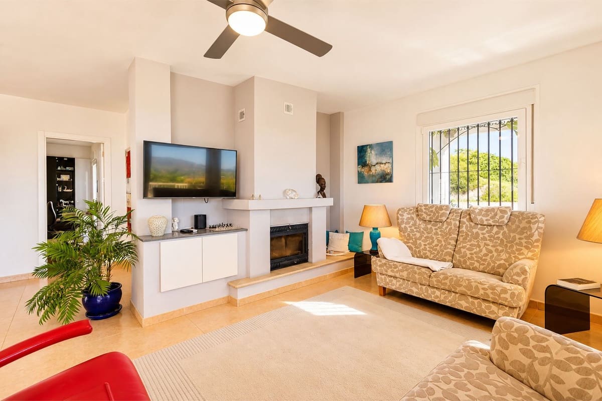 3 slaapkamer Villa te koop in Sayalonga met zwembad garage - € 875.000 (Ref: 10177179)