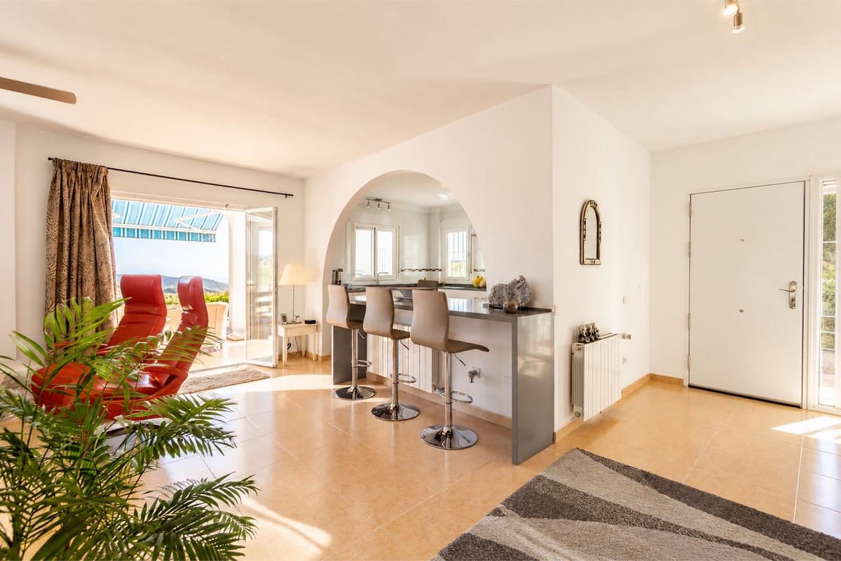 3 slaapkamer Villa te koop in Sayalonga met zwembad garage - € 875.000 (Ref: 10177179)
