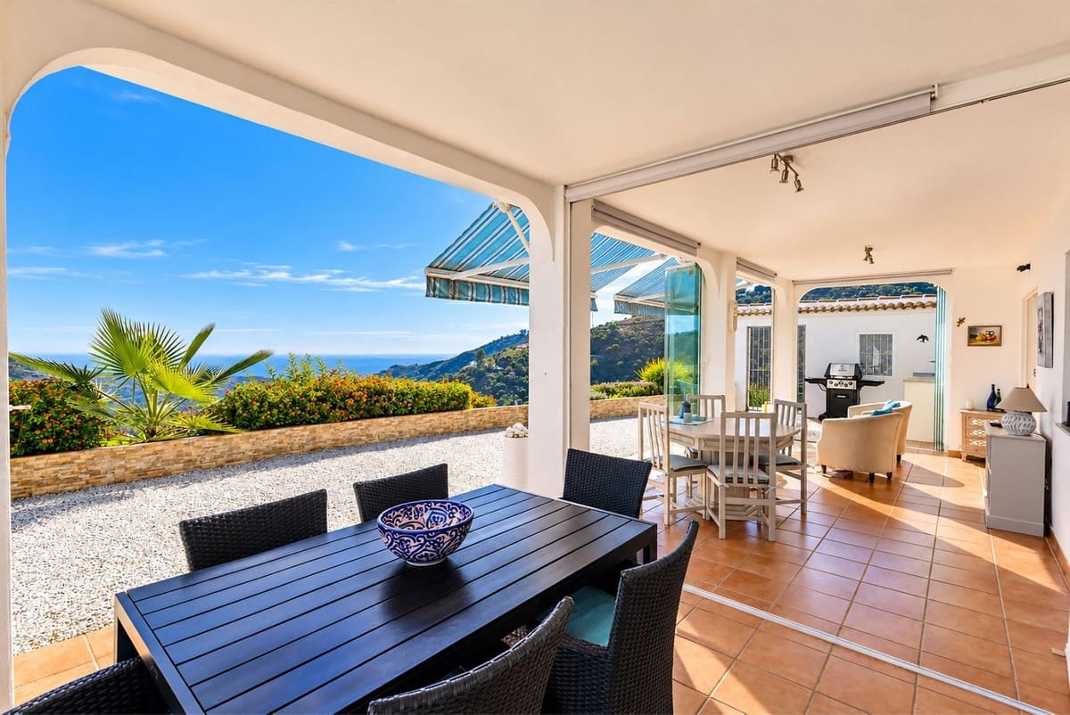 3 slaapkamer Villa te koop in Sayalonga met zwembad garage - € 875.000 (Ref: 10177179)