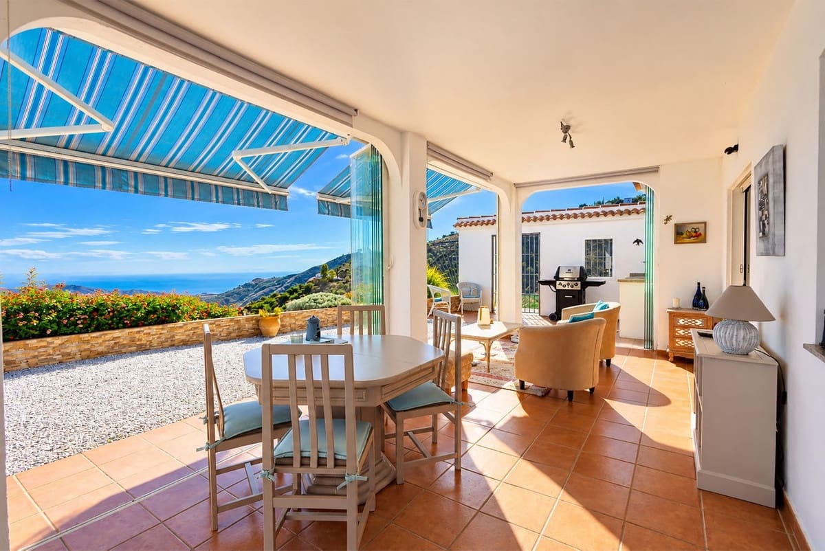 3 slaapkamer Villa te koop in Sayalonga met zwembad garage - € 875.000 (Ref: 10177179)