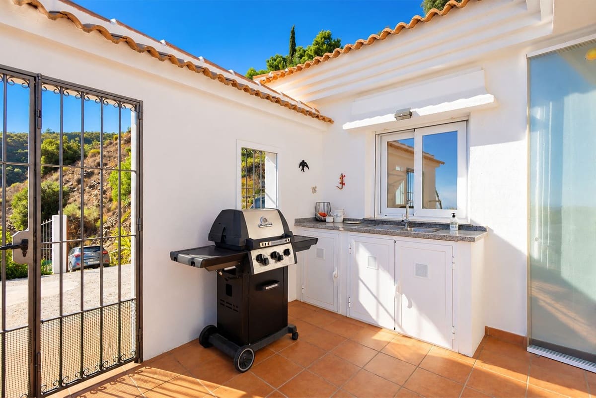3 slaapkamer Villa te koop in Sayalonga met zwembad garage - € 875.000 (Ref: 10177179)