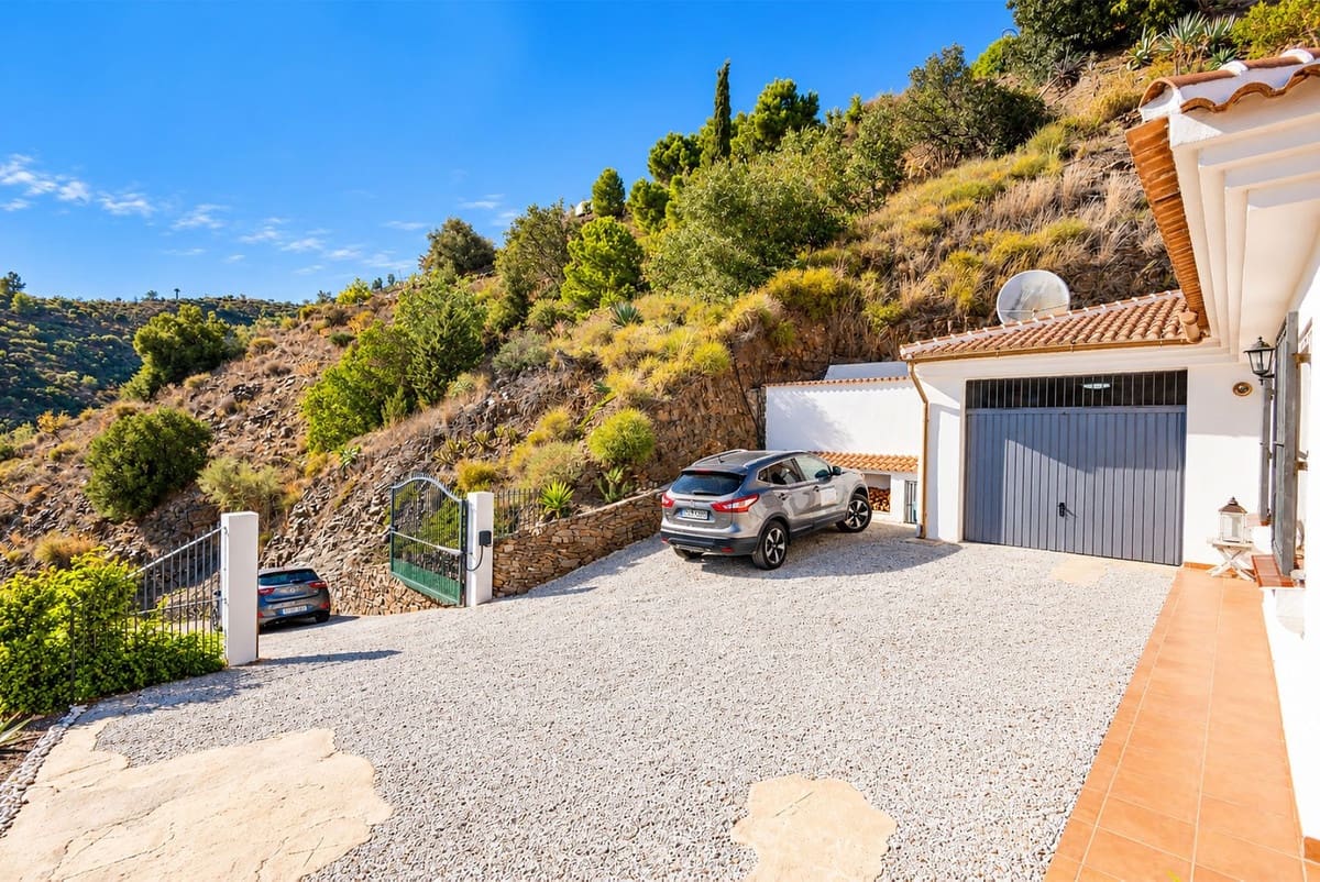 3 slaapkamer Villa te koop in Sayalonga met zwembad garage - € 875.000 (Ref: 10177179)