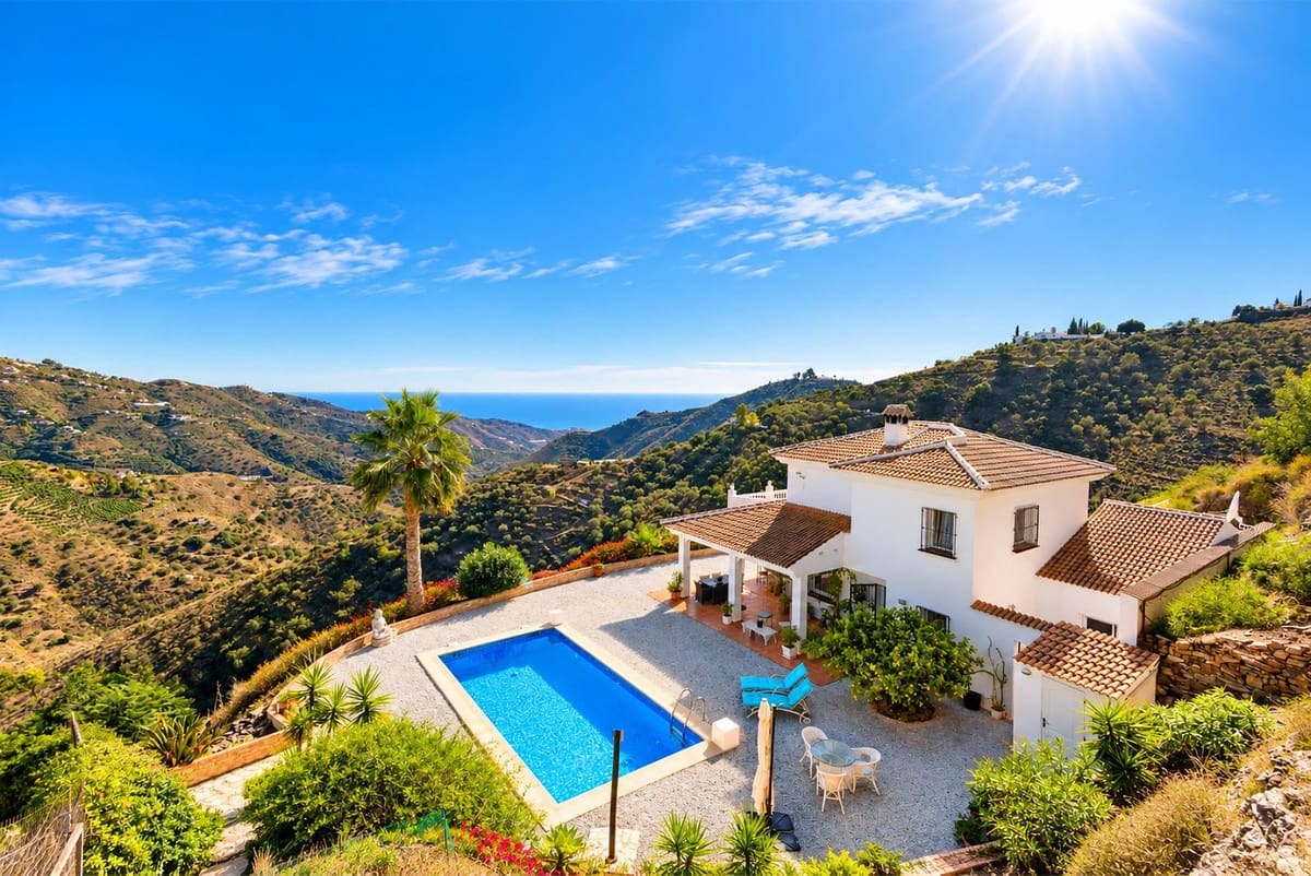 3 slaapkamer Villa te koop in Sayalonga met zwembad garage - € 875.000 (Ref: 10177179)