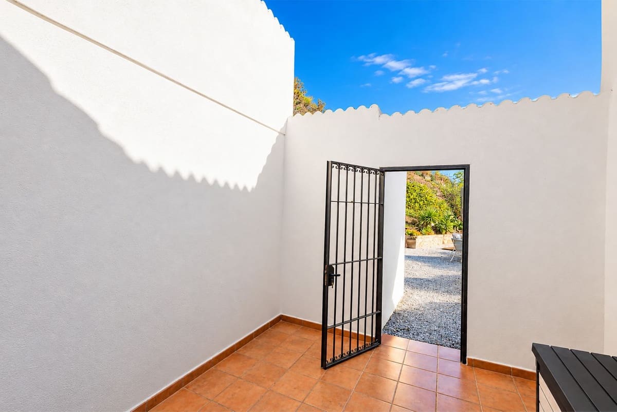 3 slaapkamer Villa te koop in Sayalonga met zwembad garage - € 875.000 (Ref: 10177179)