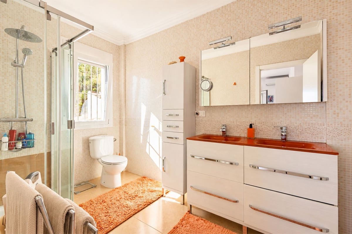 3 slaapkamer Villa te koop in Sayalonga met zwembad garage - € 875.000 (Ref: 10177179)