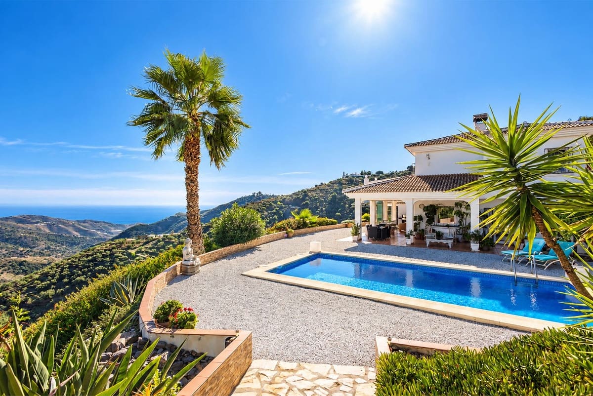 3 slaapkamer Villa te koop in Sayalonga met zwembad garage - € 875.000 (Ref: 10177179)