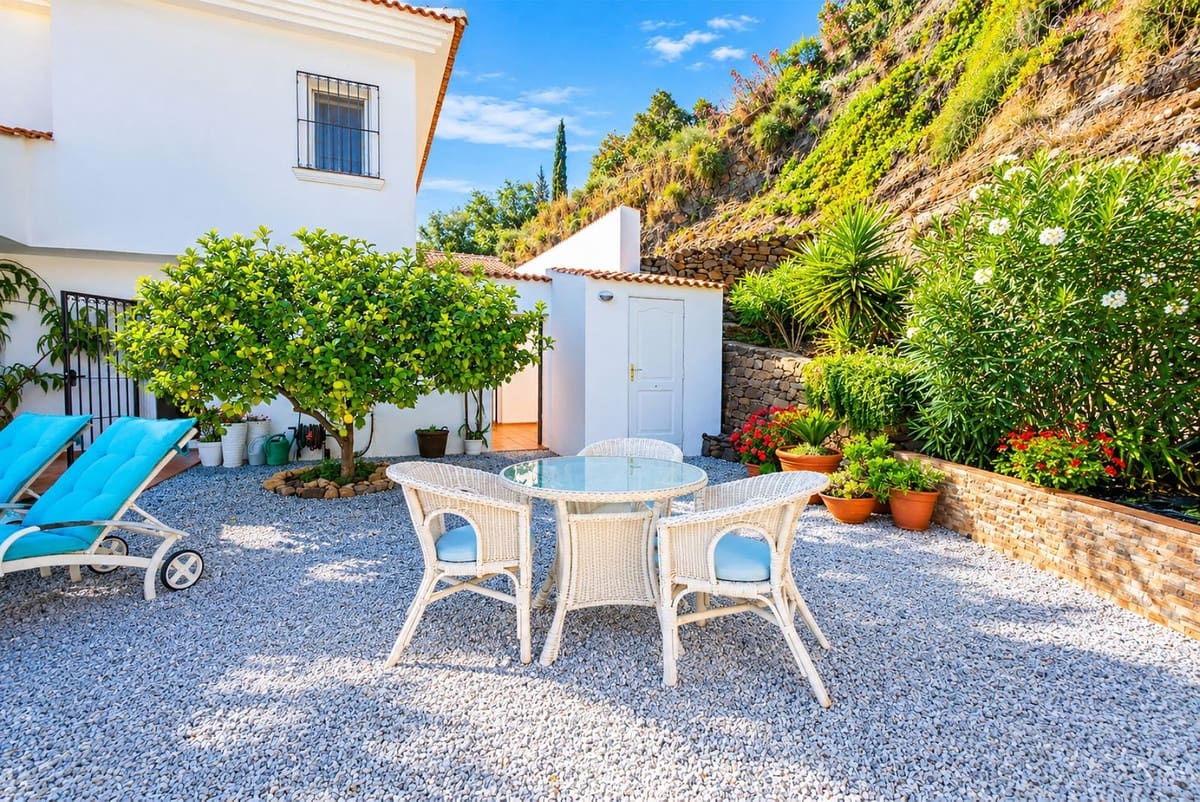 3 slaapkamer Villa te koop in Sayalonga met zwembad garage - € 875.000 (Ref: 10177179)
