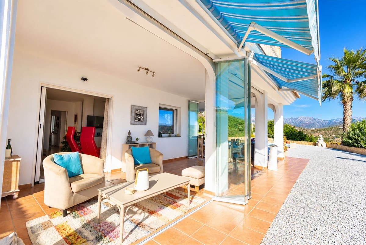 3 slaapkamer Villa te koop in Sayalonga met zwembad garage - € 875.000 (Ref: 10177179)