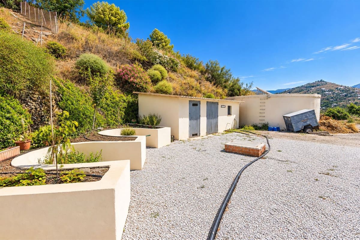 3 slaapkamer Villa te koop in Sayalonga met zwembad garage - € 875.000 (Ref: 10177179)