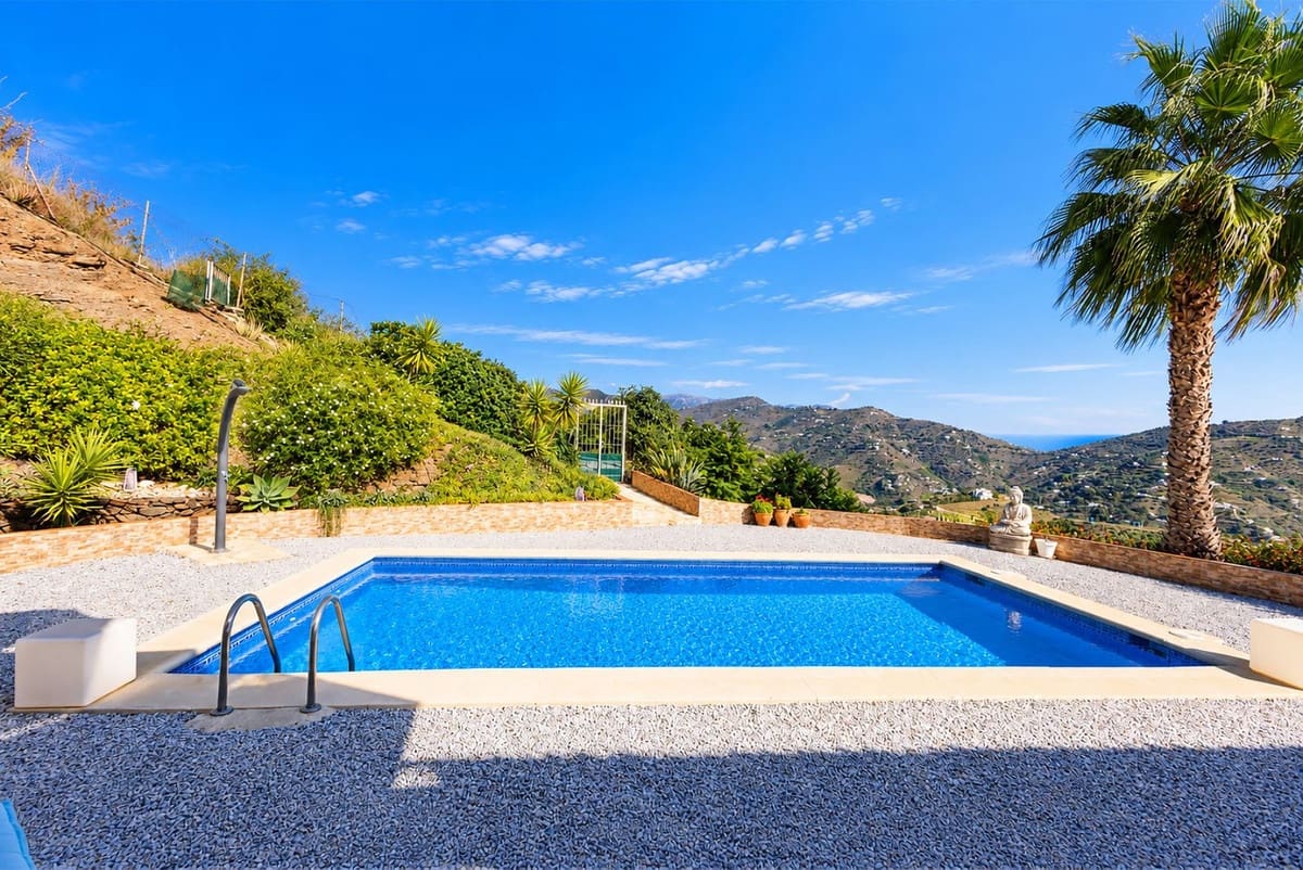 3 slaapkamer Villa te koop in Sayalonga met zwembad garage - € 875.000 (Ref: 10177179)