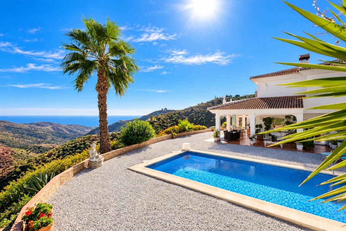 3 slaapkamer Villa te koop in Sayalonga met zwembad garage - € 875.000 (Ref: 10177179)