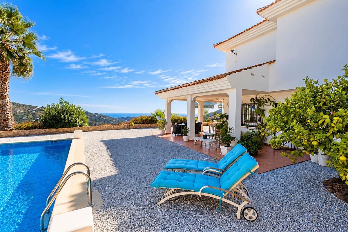 3 slaapkamer Villa te koop in Sayalonga met zwembad garage - € 875.000 (Ref: 10177179)