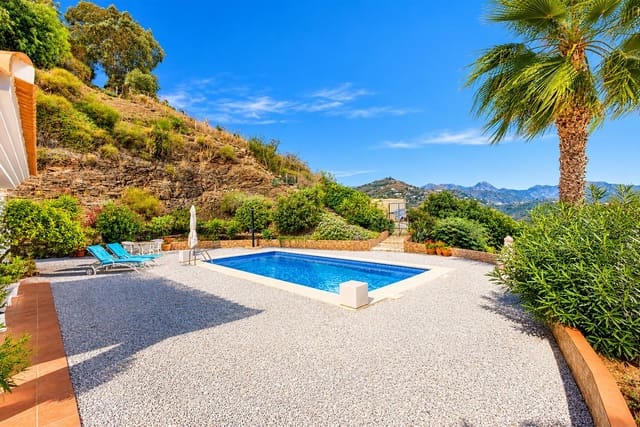 3 slaapkamer Villa te koop in Sayalonga met zwembad garage - € 875.000 (Ref: 10177179)