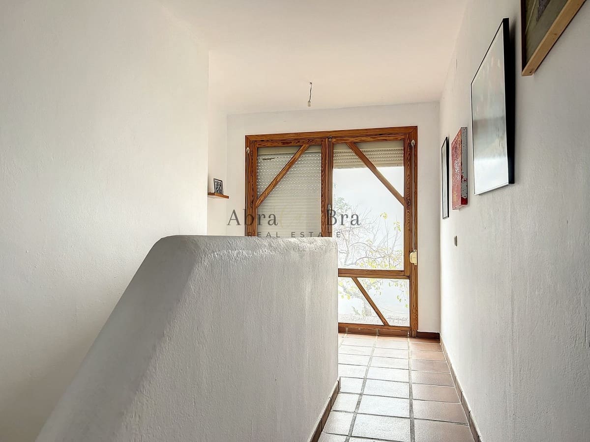 4 slaapkamer Halfvrijstaande villa te koop in Comares met garage - € 250.000 (Ref: 8410136)