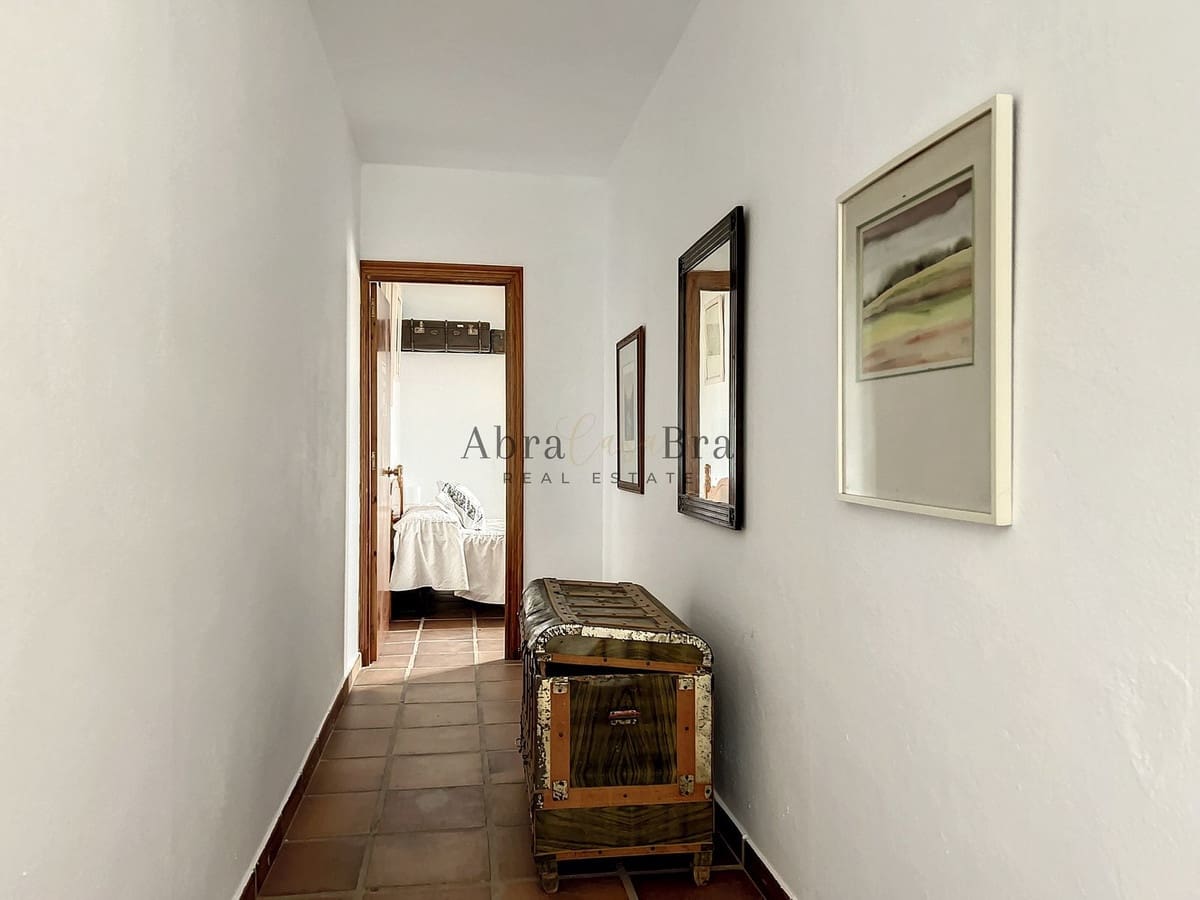 4 slaapkamer Halfvrijstaande villa te koop in Comares met garage - € 250.000 (Ref: 8410136)