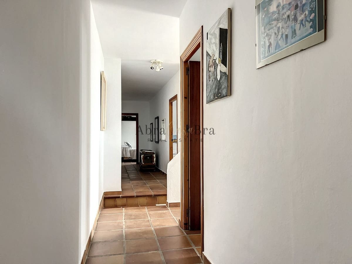 4 slaapkamer Halfvrijstaande villa te koop in Comares met garage - € 250.000 (Ref: 8410136)