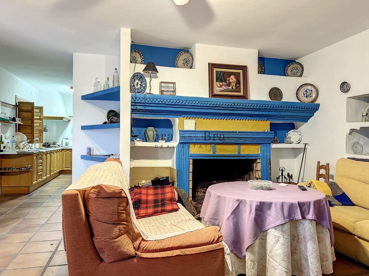 4 slaapkamer Halfvrijstaande villa te koop in Comares met garage - € 250.000 (Ref: 8410136)