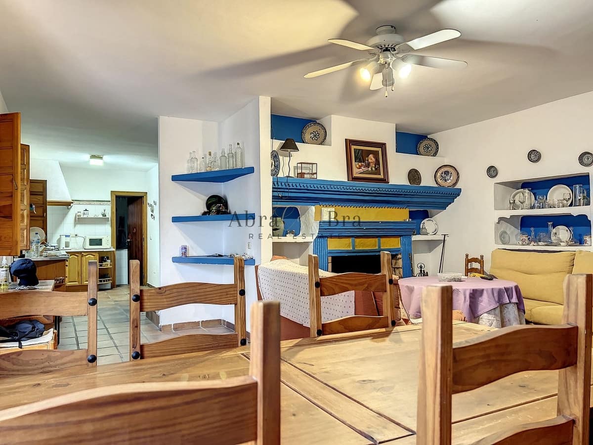 4 slaapkamer Halfvrijstaande villa te koop in Comares met garage - € 250.000 (Ref: 8410136)