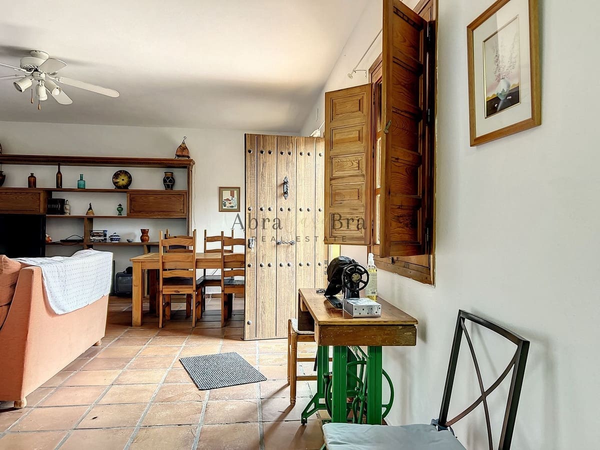 4 slaapkamer Halfvrijstaande villa te koop in Comares met garage - € 250.000 (Ref: 8410136)