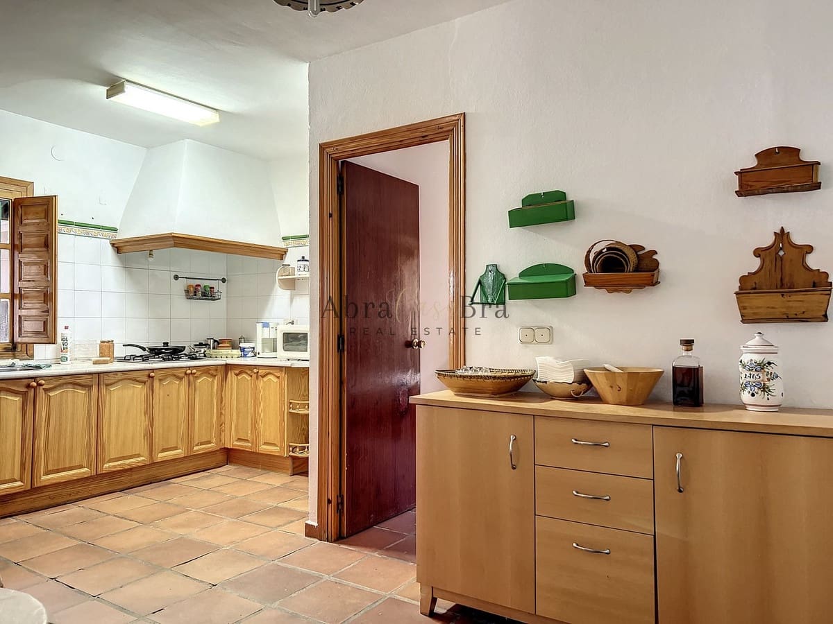 4 slaapkamer Halfvrijstaande villa te koop in Comares met garage - € 250.000 (Ref: 8410136)