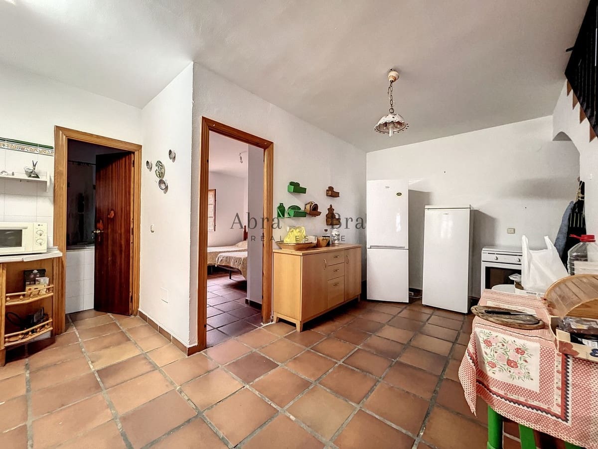 4 slaapkamer Halfvrijstaande villa te koop in Comares met garage - € 250.000 (Ref: 8410136)