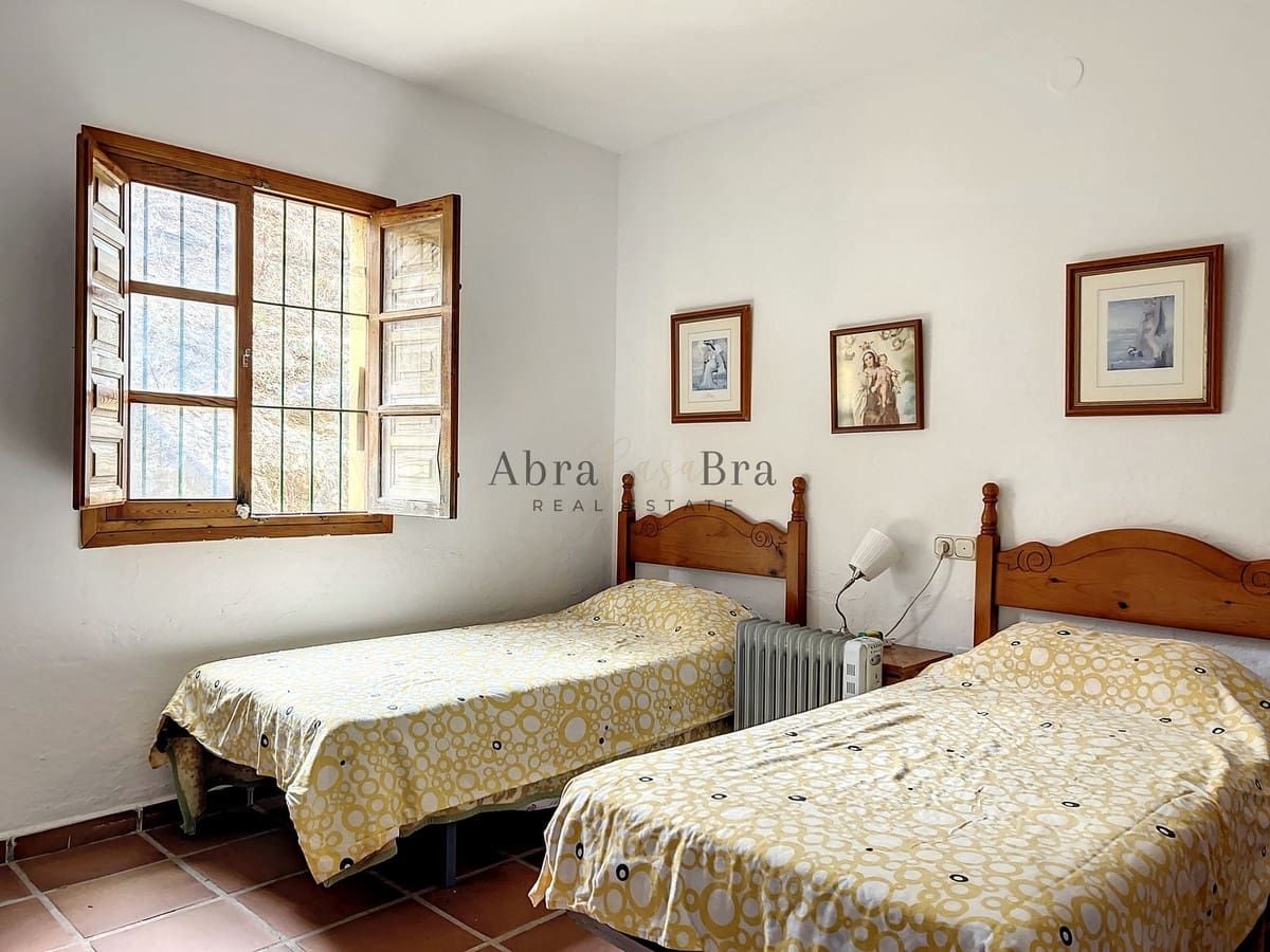 4 slaapkamer Halfvrijstaande villa te koop in Comares met garage - € 250.000 (Ref: 8410136)