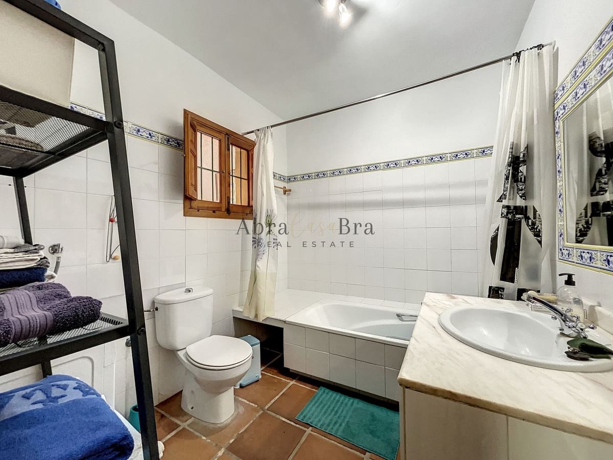 4 slaapkamer Halfvrijstaande villa te koop in Comares met garage - € 250.000 (Ref: 8410136)