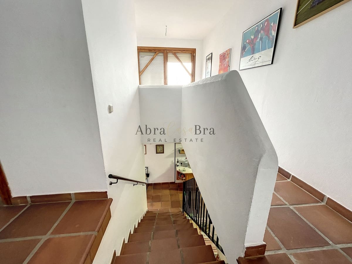 4 slaapkamer Halfvrijstaande villa te koop in Comares met garage - € 250.000 (Ref: 8410136)