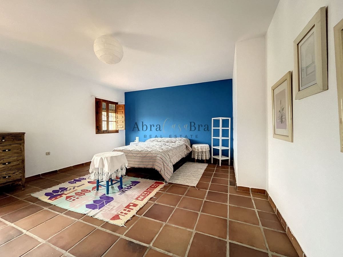 4 slaapkamer Halfvrijstaande villa te koop in Comares met garage - € 250.000 (Ref: 8410136)