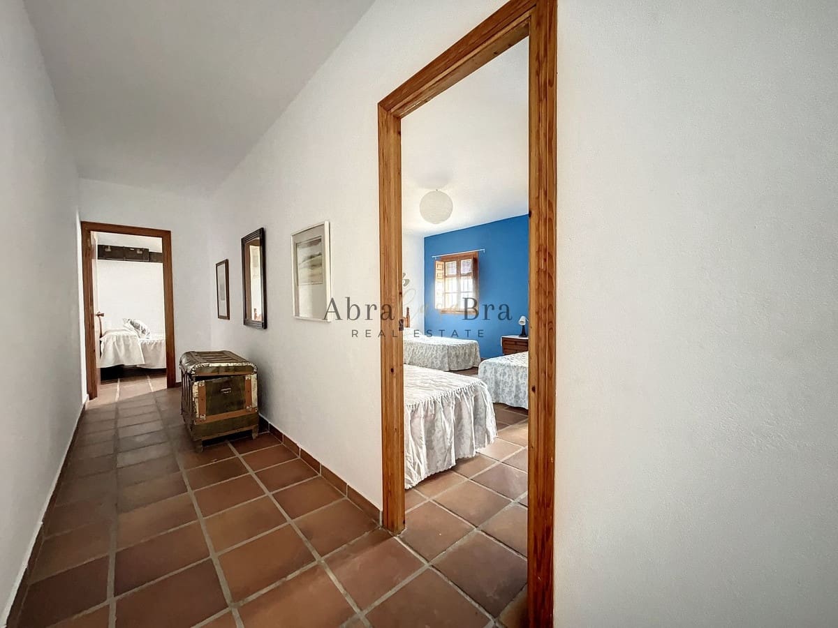 4 slaapkamer Halfvrijstaande villa te koop in Comares met garage - € 250.000 (Ref: 8410136)