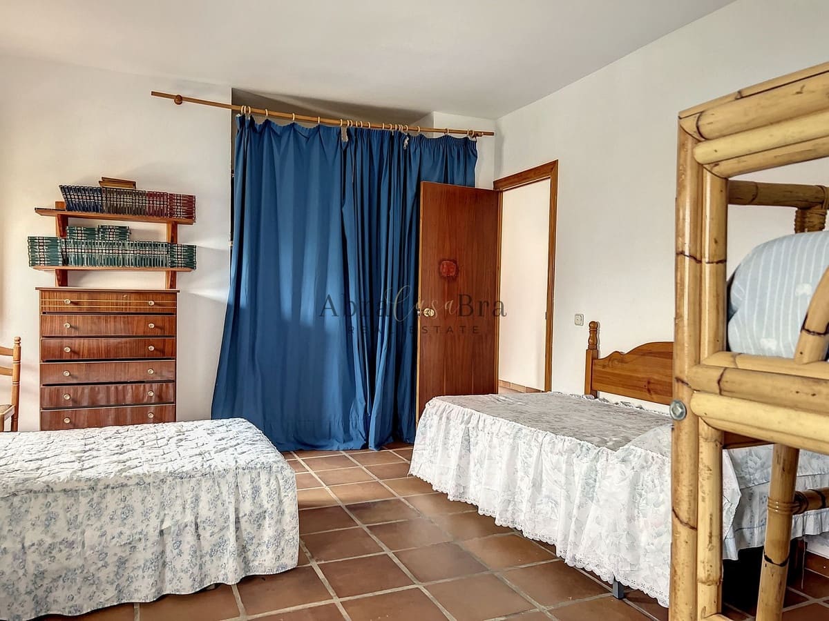 4 slaapkamer Halfvrijstaande villa te koop in Comares met garage - € 250.000 (Ref: 8410136)