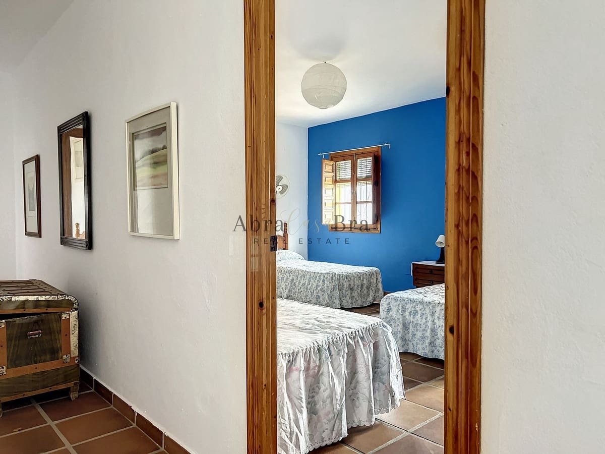 4 slaapkamer Halfvrijstaande villa te koop in Comares met garage - € 250.000 (Ref: 8410136)