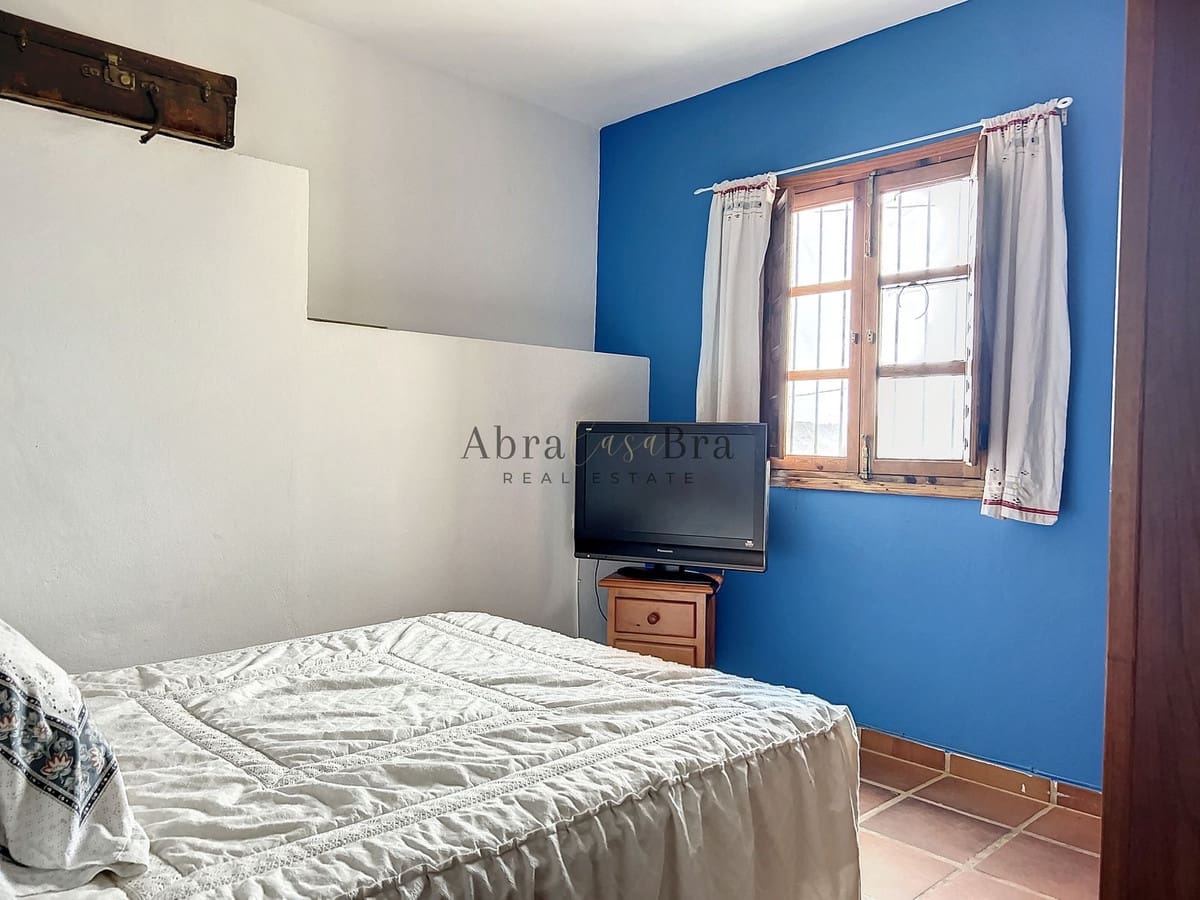 4 slaapkamer Halfvrijstaande villa te koop in Comares met garage - € 250.000 (Ref: 8410136)