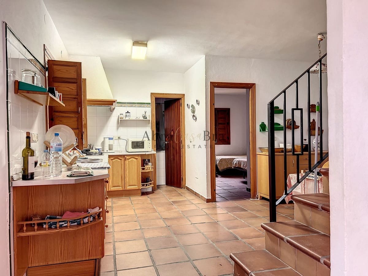 4 slaapkamer Halfvrijstaande villa te koop in Comares met garage - € 250.000 (Ref: 8410136)