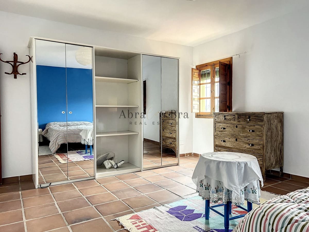 4 slaapkamer Halfvrijstaande villa te koop in Comares met garage - € 250.000 (Ref: 8410136)