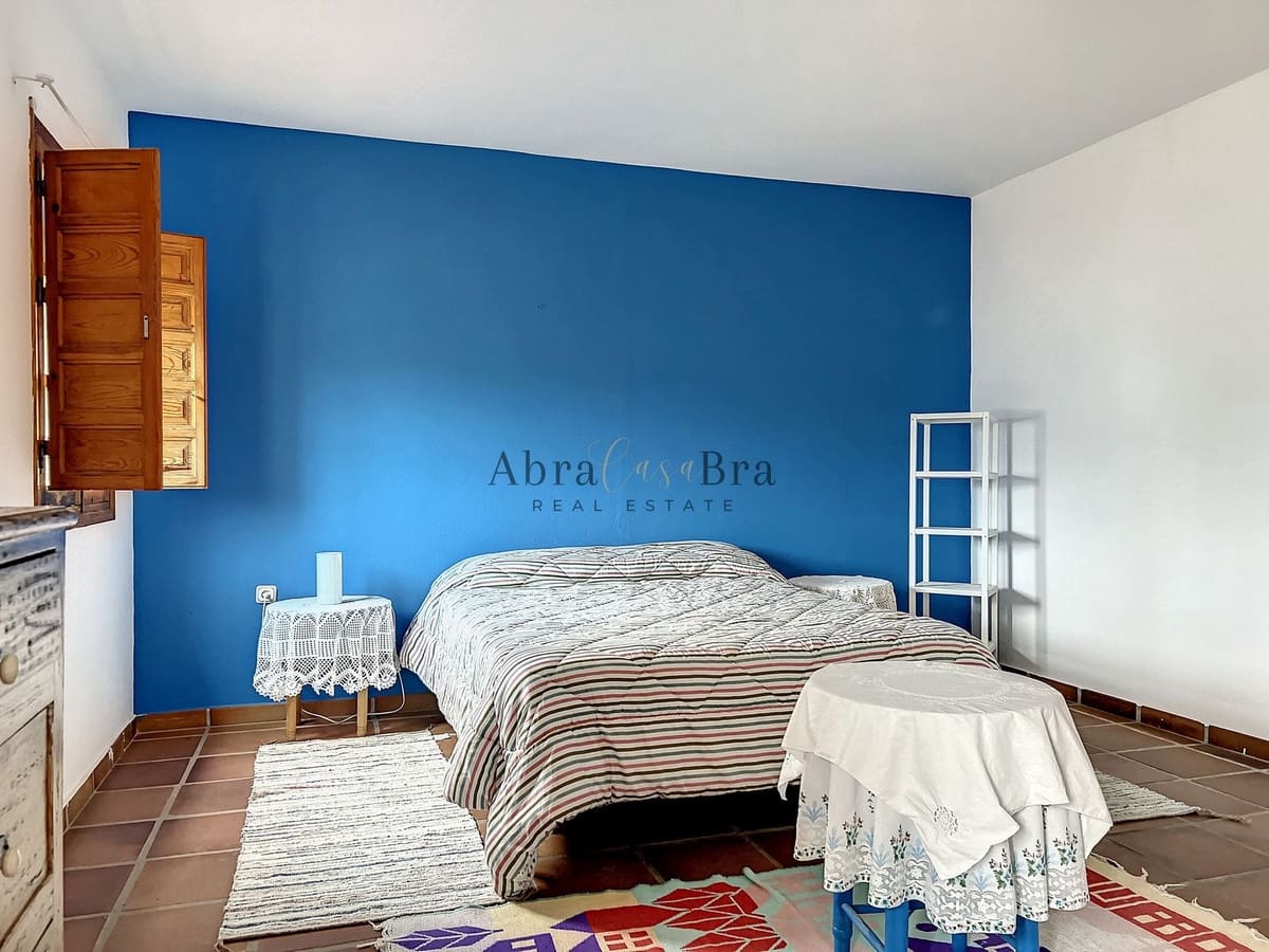 4 slaapkamer Halfvrijstaande villa te koop in Comares met garage - € 250.000 (Ref: 8410136)