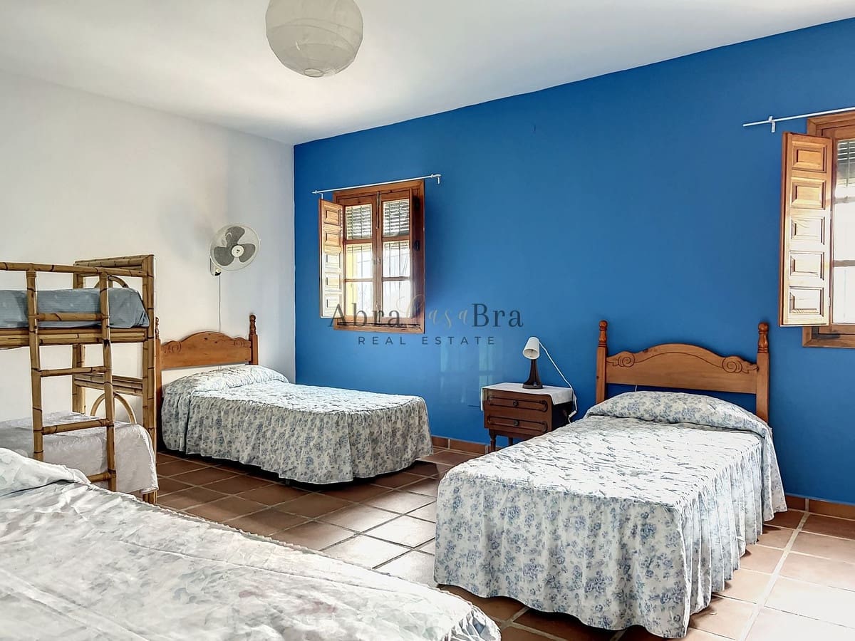 4 slaapkamer Halfvrijstaande villa te koop in Comares met garage - € 250.000 (Ref: 8410136)