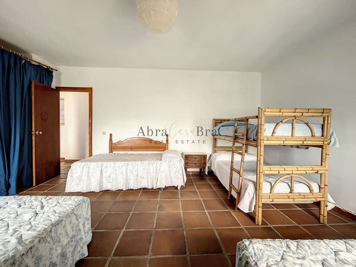 4 slaapkamer Halfvrijstaande villa te koop in Comares met garage - € 250.000 (Ref: 8410136)