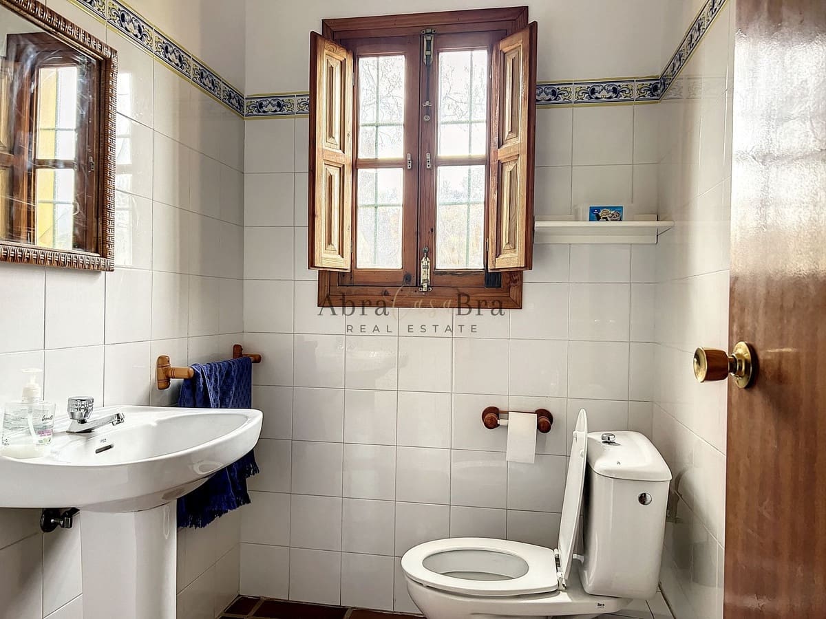 4 slaapkamer Halfvrijstaande villa te koop in Comares met garage - € 250.000 (Ref: 8410136)