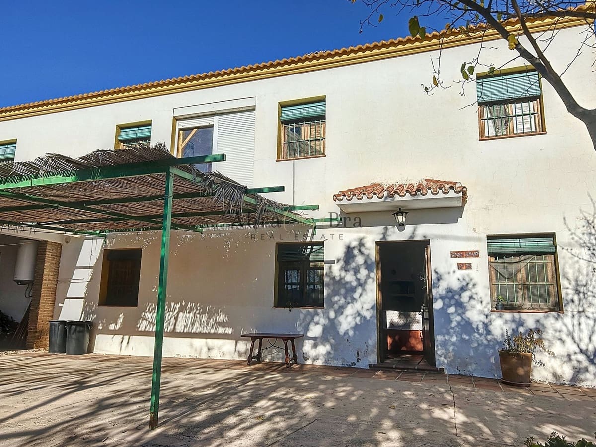 4 slaapkamer Halfvrijstaande villa te koop in Comares met garage - € 250.000 (Ref: 8410136)