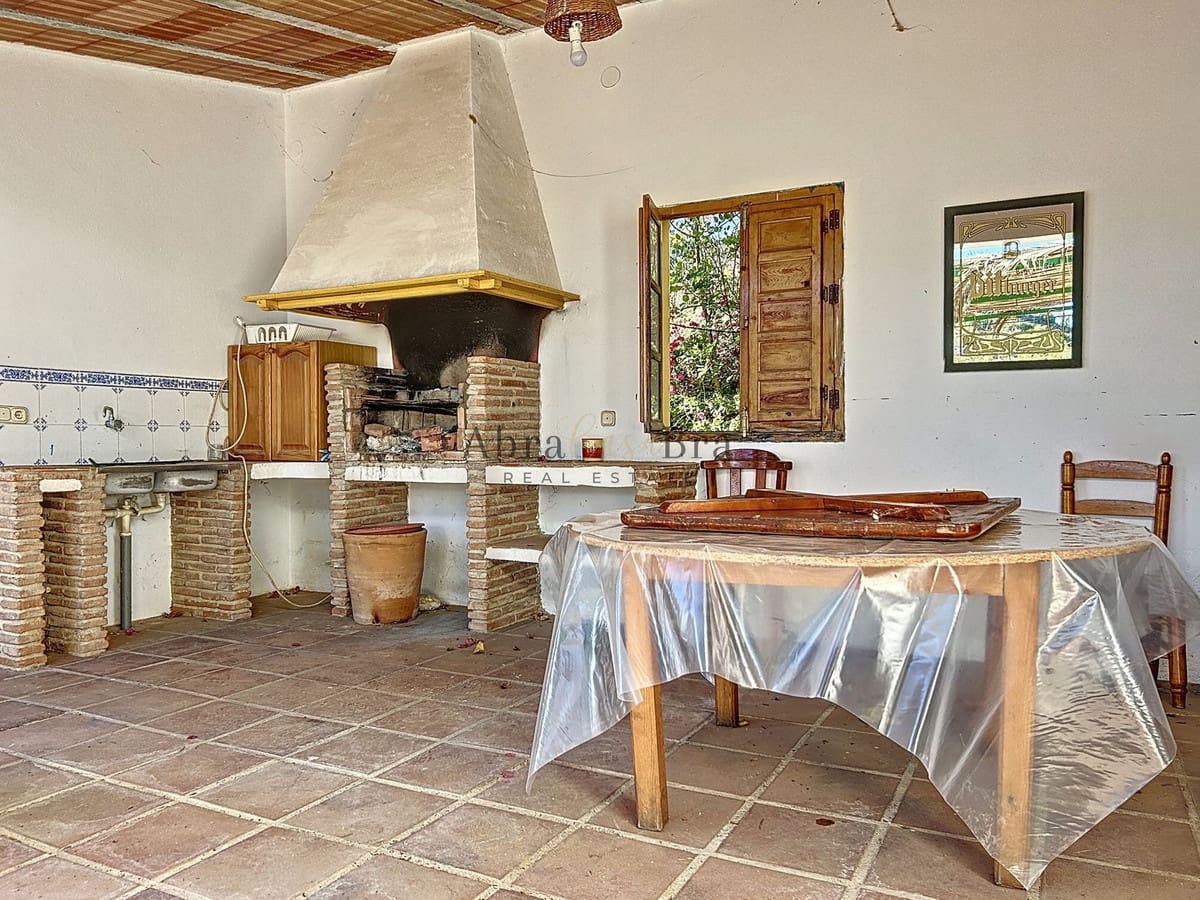 4 slaapkamer Halfvrijstaande villa te koop in Comares met garage - € 250.000 (Ref: 8410136)