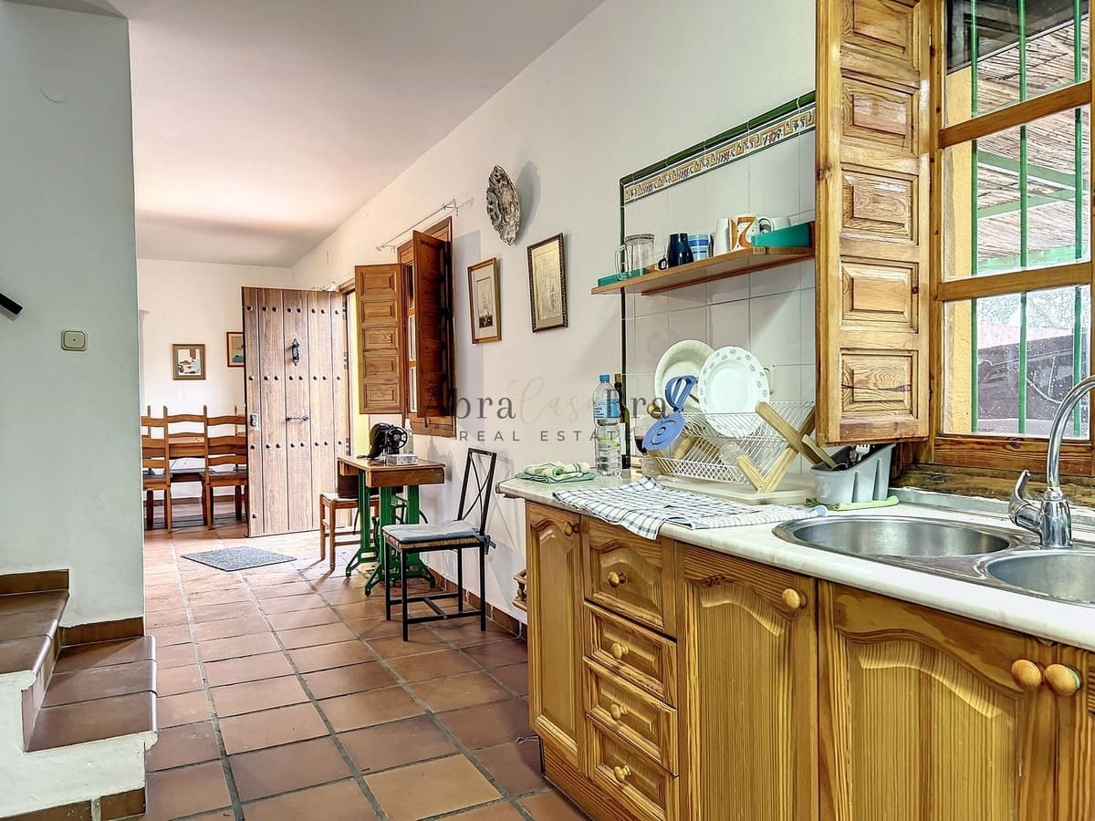 4 slaapkamer Halfvrijstaande villa te koop in Comares met garage - € 250.000 (Ref: 8410136)