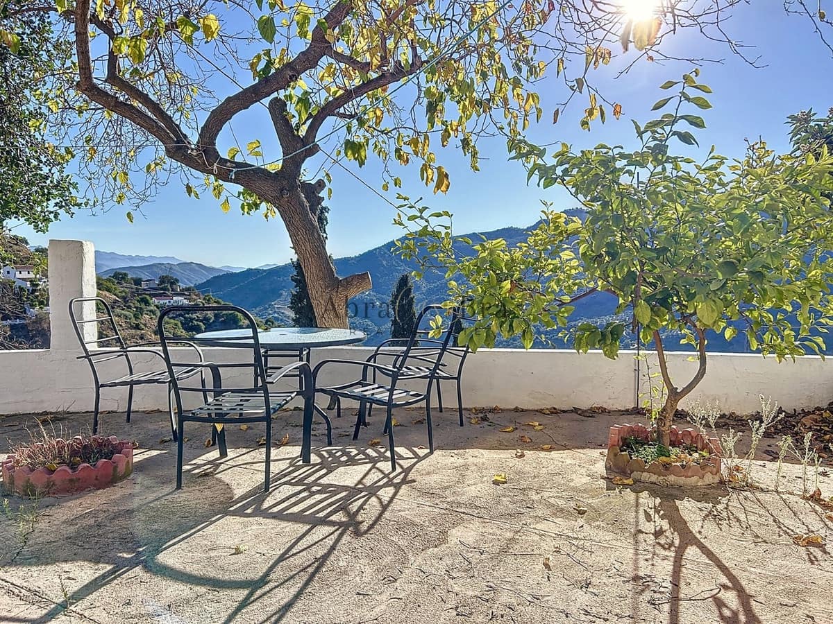 4 slaapkamer Halfvrijstaande villa te koop in Comares met garage - € 250.000 (Ref: 8410136)