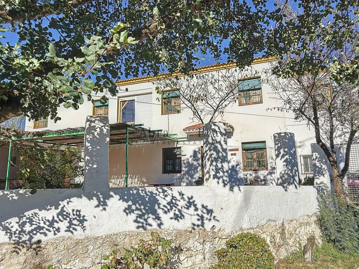 4 slaapkamer Halfvrijstaande villa te koop in Comares met garage - € 250.000 (Ref: 8410136)