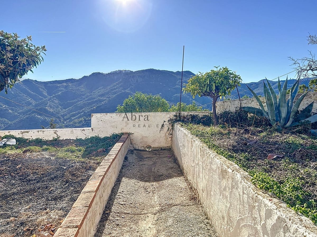 4 slaapkamer Halfvrijstaande villa te koop in Comares met garage - € 250.000 (Ref: 8410136)