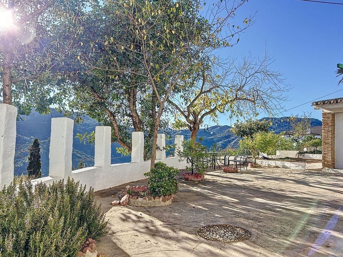 4 slaapkamer Halfvrijstaande villa te koop in Comares met garage - € 250.000 (Ref: 8410136)