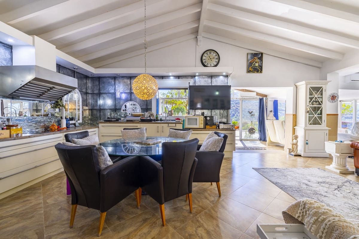 3 sovrum Villa till salu i Arenas med pool garage - 439 000 € (Ref: 8410144)