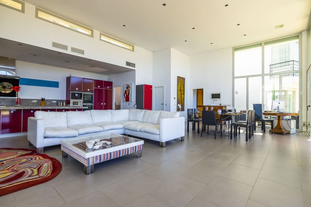 4 soveværelse Villa til salg i Sayalonga med swimmingpool garage - € 1.350.000 (Ref: 8410150)