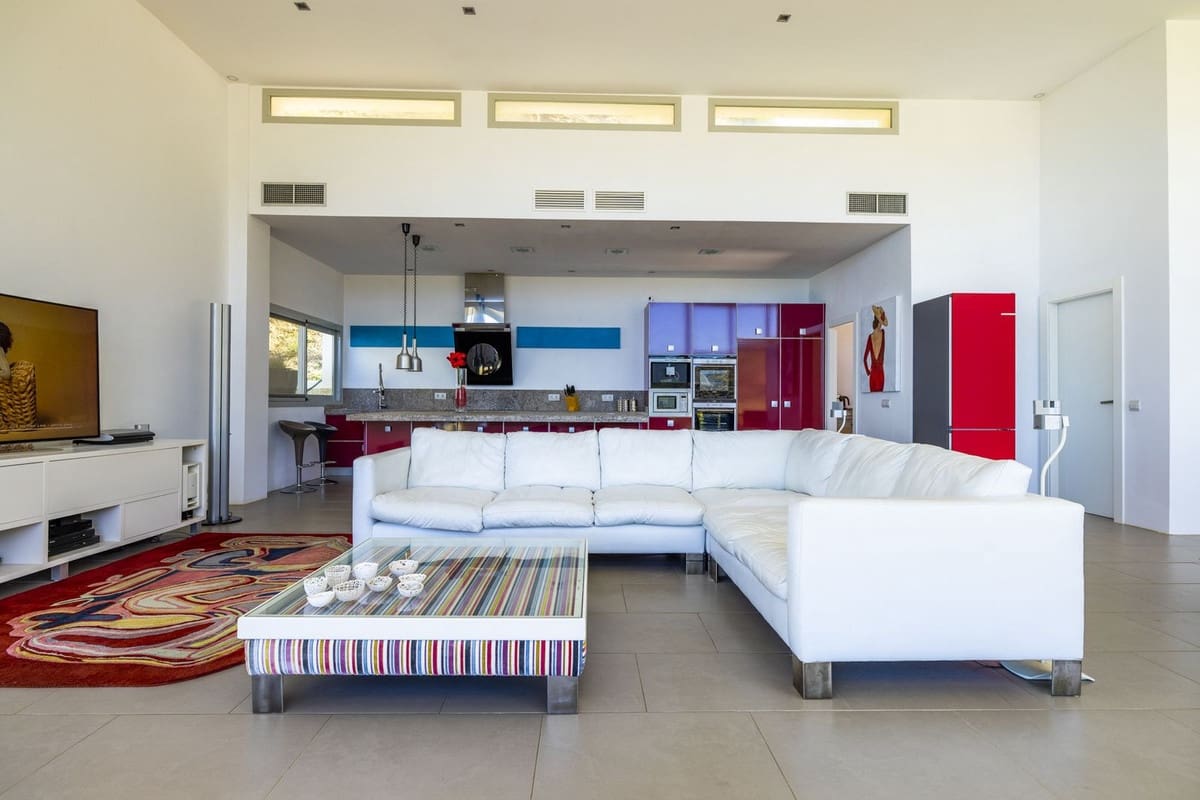 4 soveværelse Villa til salg i Sayalonga med swimmingpool garage - € 1.350.000 (Ref: 8410150)